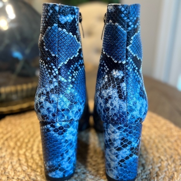 New Blue Snake Print Booties - Size 5 - Picture 3 of 9
